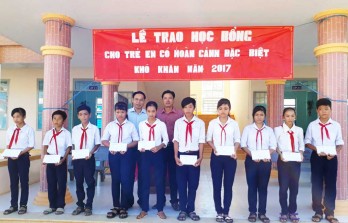 Trao học bổng cho học sinh vượt khó