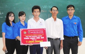 2 suất học bổng “Thắp sáng ước mơ” đến với học sinh nghèo