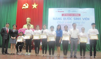 Trao 16 suất học bổng "Nâng bước sinh viên - Chắp cánh tương lai" cho sinh viên