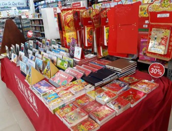 Tet Calendar market enters season amid weak purchasing power