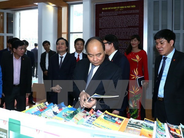 Prime Minister Nguyen Xuan Phuc visits Hue University (Photo VNA)