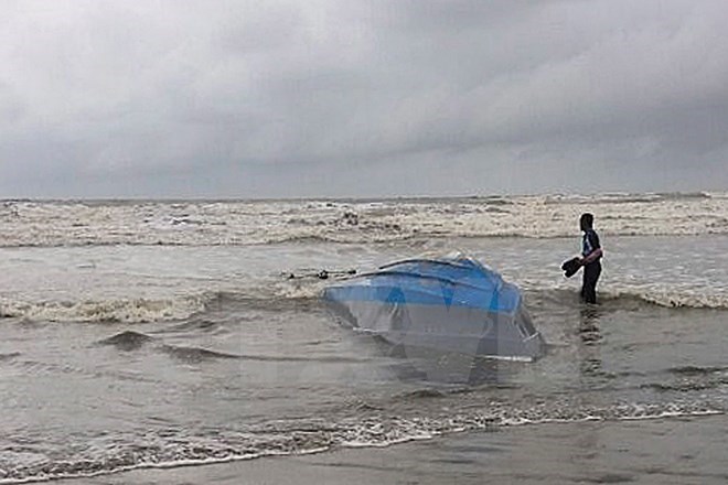 At least eight people were killed and 13 others went missing after a ferry with 48 passengers aboard capsized offshore Borneo island of Indonesia on January 1 (Illustrative photo: EPA/VNA)