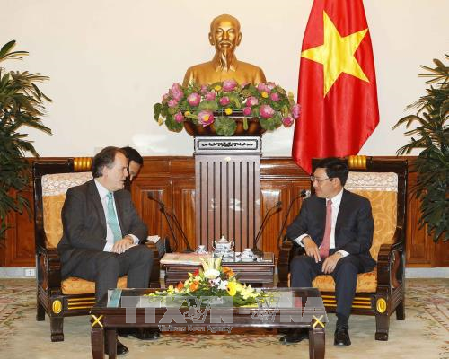 Deputy Prime Minister and Foreign Minister Pham Binh Minh (R) ​and UK Foreign Office Minister for Asia and the Pacific Mark Field. (Source: VNA)