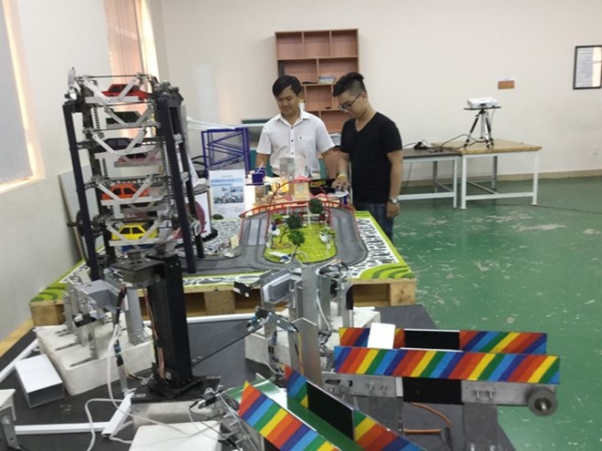 Students take part in a practice lesson at HCM City International University under Vietnam National University-HCM City. (Photo: VNA)