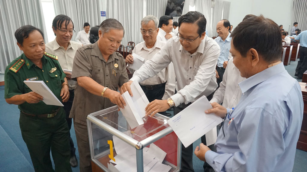 Deputies cast the ballots to introduce personnel to supplement members the 10th provincial Party Committee’s executive board in the tenure of 2015-2020