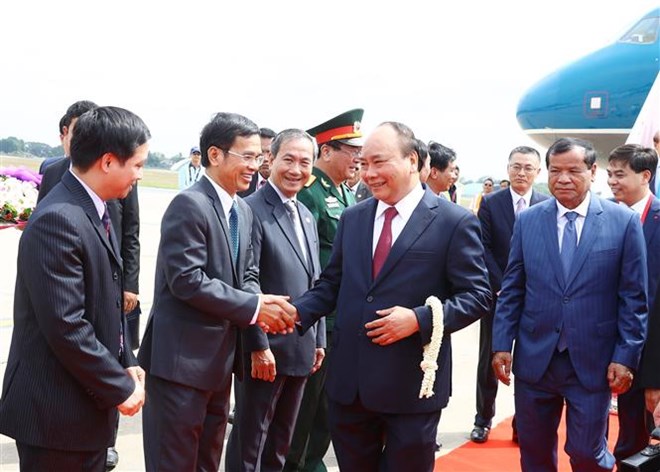 Prime Minister Nguyen Xuan Phuc was welcomed at Phnom Penh International Airport (Source: VNA)