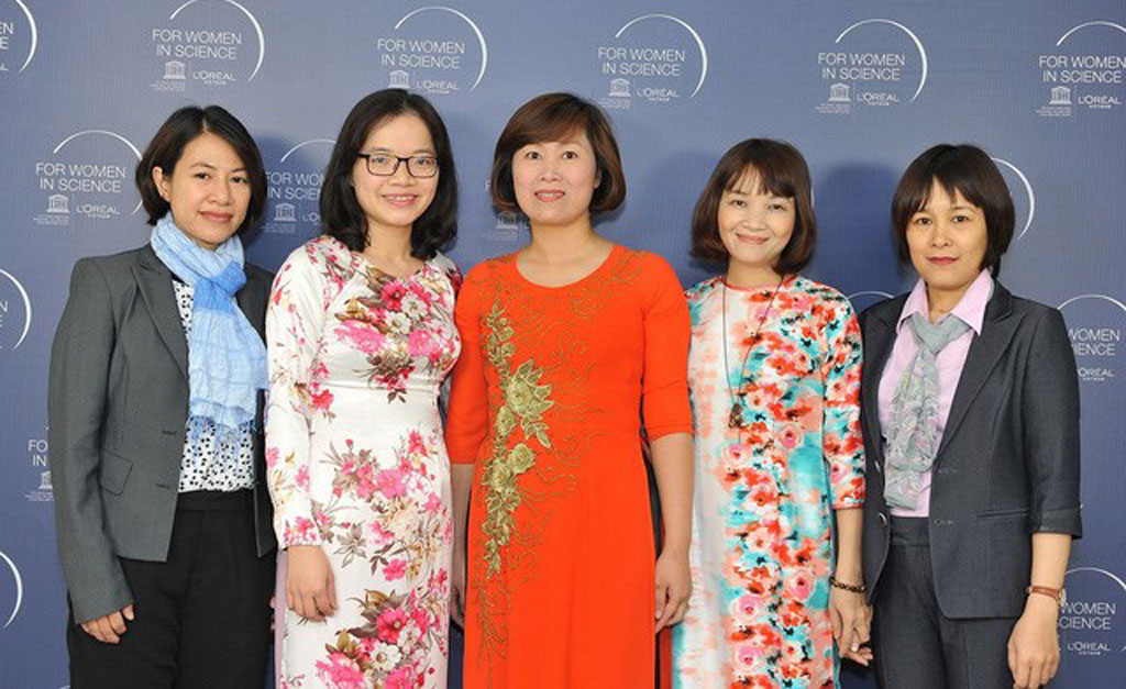 Assoc. Prof. Dr. Nguyen Thi Hoai, Dean of the Faculty of Pharmaceutical Medicine under the Hue University of Medicine and Pharmacy; and Dr. Tran Thi Ngoc Dung, head of the Department for Environmentally Friendly Technology of the Institute of Environment Technology under the Vietnam Academy of Science and Technology won the L'Oreal-UNESCO Award for Women in Science.  Meanwhile, three young female scientists received the L’Oreal National Fellowship for Women in Science. They are Dr. Tran Phuong Thao from the Hanoi University of Pharmacy; Dr. Hoang Thi Dong Quy from the University of Science – Vietnam National University Ho Chi Minh City; and Dr. Nguyen Thi Le Thu from the University of Technology – Vietnam National University Ho Chi Minh City.  The awardees have made contributions to the community health by seeking new medicinal materials for treatment of cancer and Alzheimer diseases, and studying new materials to produce smart silicon applicable for implanting and fire-proof polymer nanocomposite used in construction and transport.  The awards were granted by the For Women in Science Programme, launched by the L’Oreal Group and UNESCO in 1998.  The L'Oreal-UNESCO partnership is a long-term commitment to recognising women in science and supporting scientific vocations.   The Women in Science has grown into a global programme that includes international, regional and national fellowships, and an international network of more than 2,000 women in more than 100 countries.-VNA