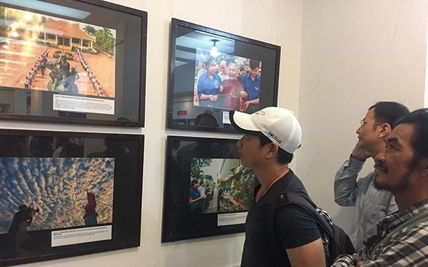 Photos by veteran photographer Lam Tan Tai at the exhibition Ky Uc Khong The Nao Quen (Memories Forever) at the HCM City Photography Association. The exhibit features 80 photos of the Mau Than Offensive in Spring 1968. (Photo courtesy of the organiser)