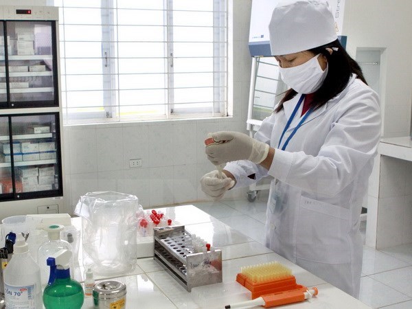 A medical worker tests blood samples at the centre for HIV/AIDS prevention and control of Lai Chau province (Photo: VNA)