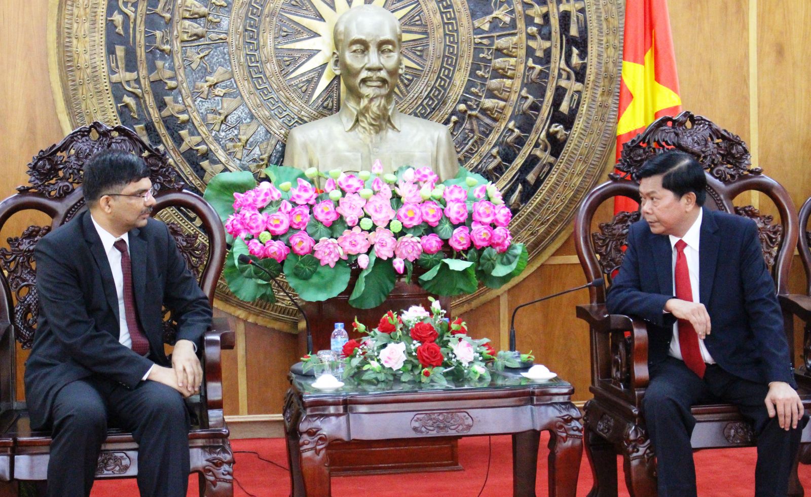 The Mekong delta province of Long An People’s Committee Chairman Tran Van Can received Indian Consul General in Ho Chi Minh City Mr. K.Srikar Reddy 