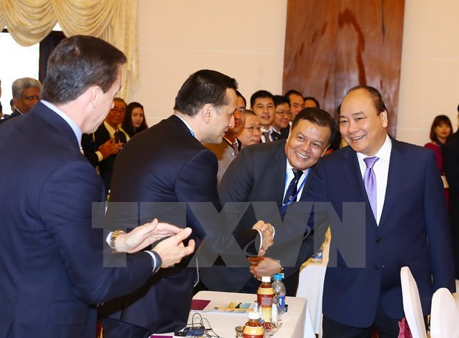 Prime Minister Nguyen Xuan Phuc shakes hands with investors at Phu Yen’s investment promotion conference on January 19 (Photo: VNA)