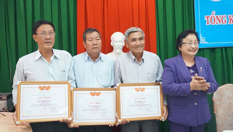 Representative Board of Elderly Association of Duc Hoa, Tan Thanh and Can Giuoc district respectively receive certificates from the Vietnam Elderly Association