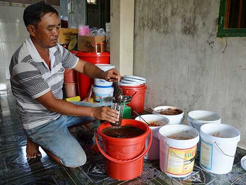 Craftman Huynh Thanh Hai produces Mam cong at his home.