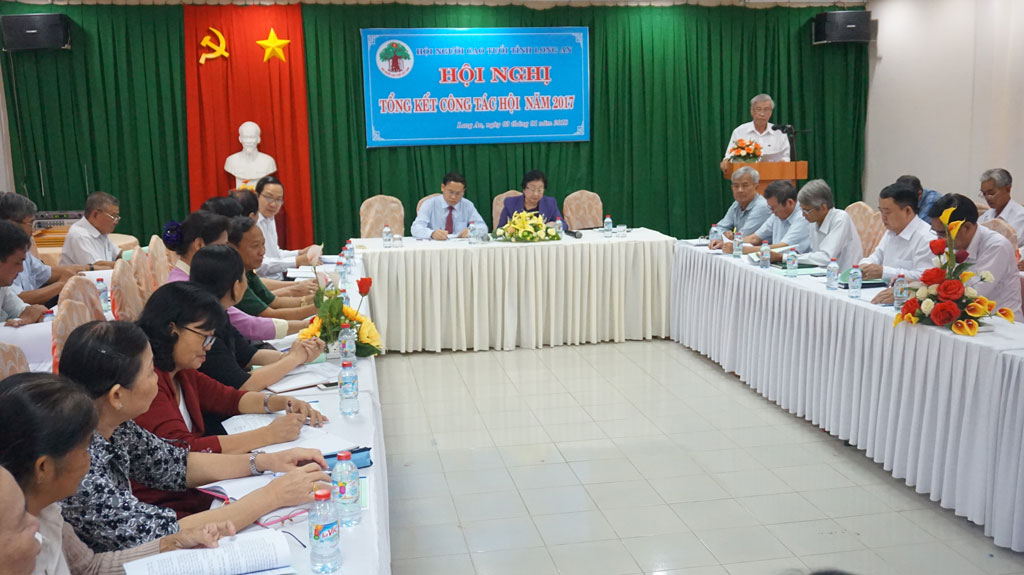 Chief of Representative Board of the Long An Elderly Association Nguyen Van Nhung reports results as well as activities in 2017