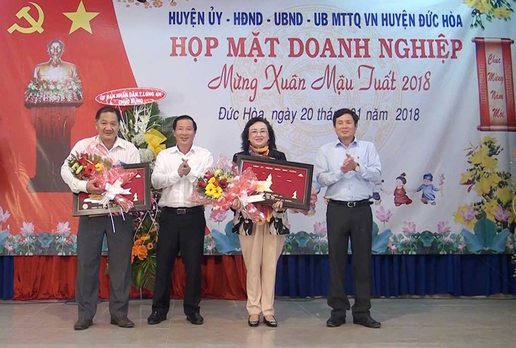 Businesses receive certificates of merit of Duc Hoa district People’s Committee