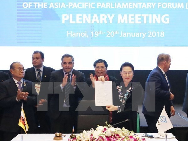 Chairwoman of Vietnam’s National Assembly Nguyen Thi Kim Ngan shows the Hanoi Declaration after it was signed by APPF member parliaments (Photo: VNA)