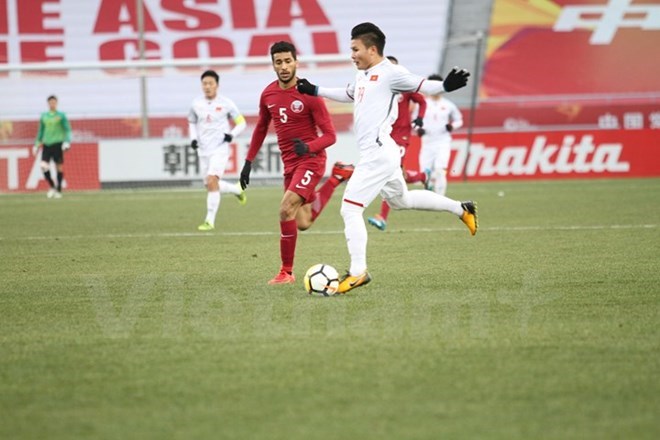 Vietnamese and Qatari football players (Photo VNA)