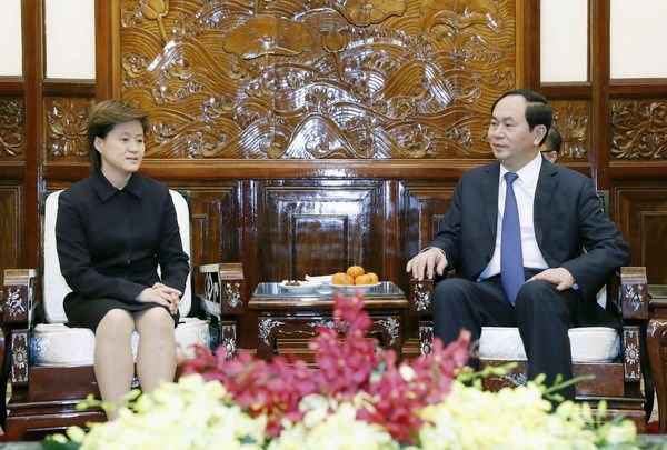 President Tran Dai Quang (R) received Singaporean Ambassador to Vietnam Catherine Wong Siow Ping on January 24 (Photo: VNA)