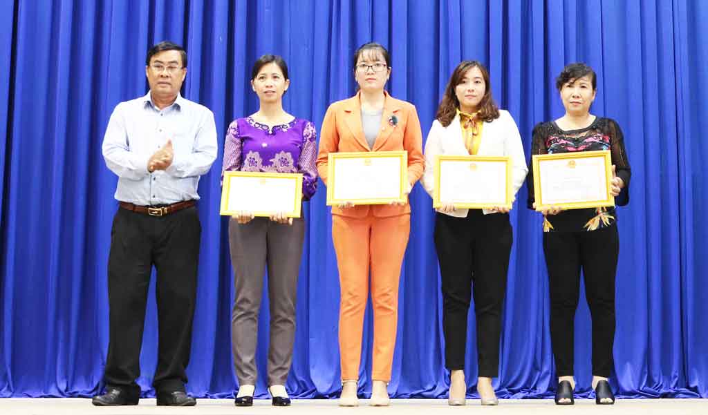 the Department of Health gave awards to 20 winners in the writing competition of gender imbalance control to release in media.