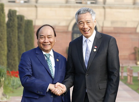 PM Nguyen Xuan Phuc meets Singaporean counterpart Lee Hsien Loong