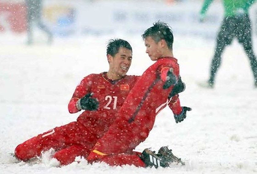 Nguyen Quang Hai (R) celebrates his goal in the first half of the match (Photo: SGGP)