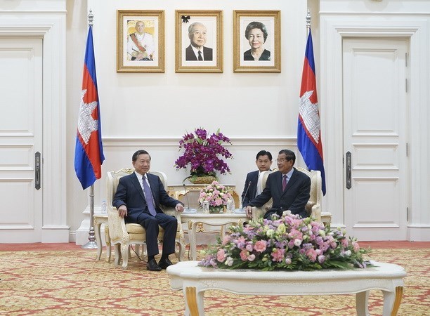 Cambodian Prime Minister Hun Sen (R) receives Vietnamese Minister of Public Security Sen. Lieut. Gen. To Lam. (Photo: VNA)