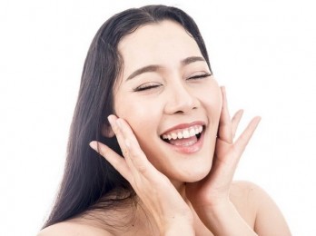 “Skin gritting” - phương pháp làm sạch bã nhờn và mụn đầu đen