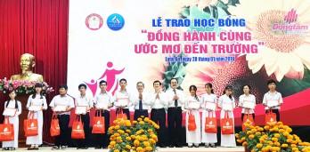 Hơn 400 suất học bổng đến với học sinh, sinh viên nghèo