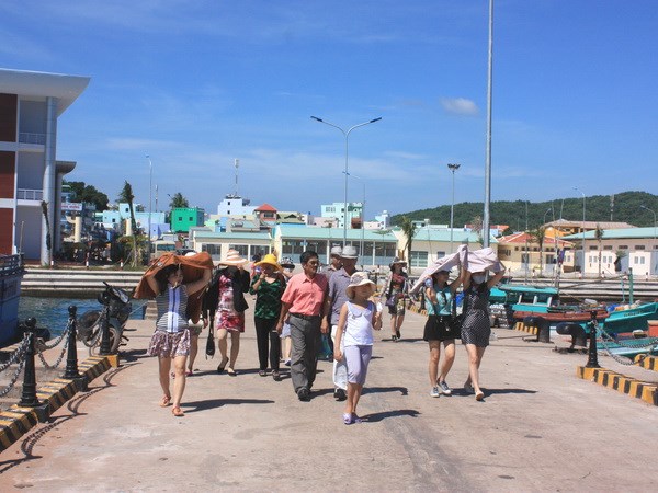 Foreign tourists at Phu Quoc island (Photo VNA)