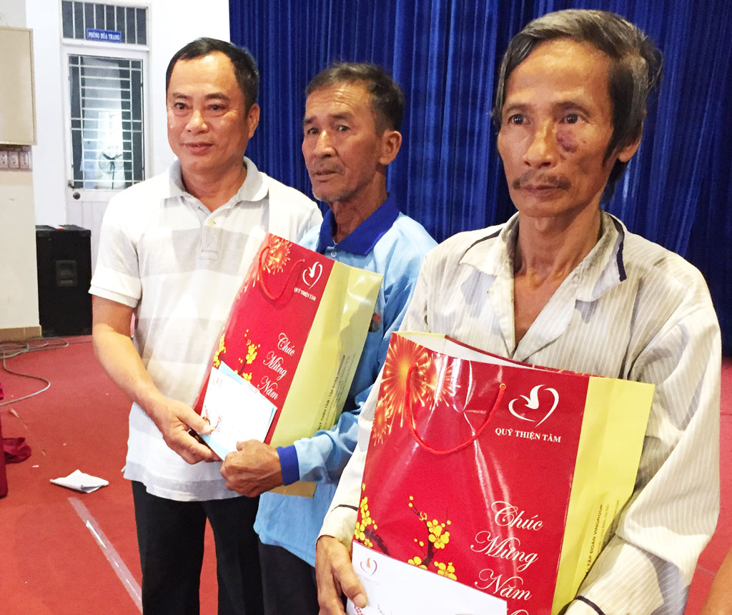 Editor- in- Chief of Long An Newspaper - Le Cong Dau presented gifts to disadvantaged families