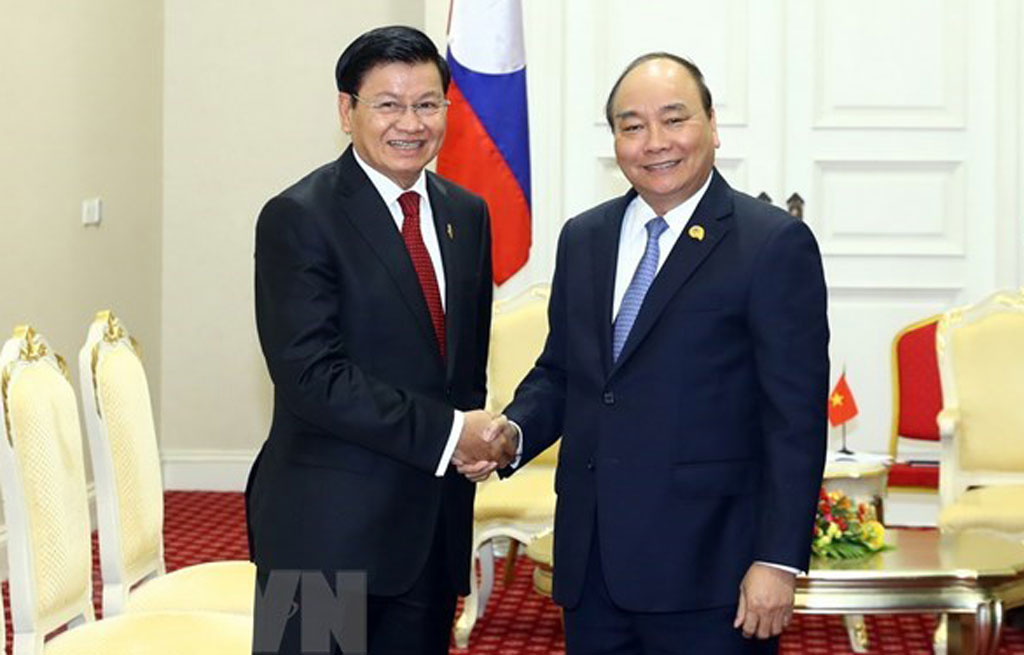 Prime Minister Nguyen Xuan Phuc (R) and his Lao counterpart Thongloun Sisoulith (Photo: VNA)