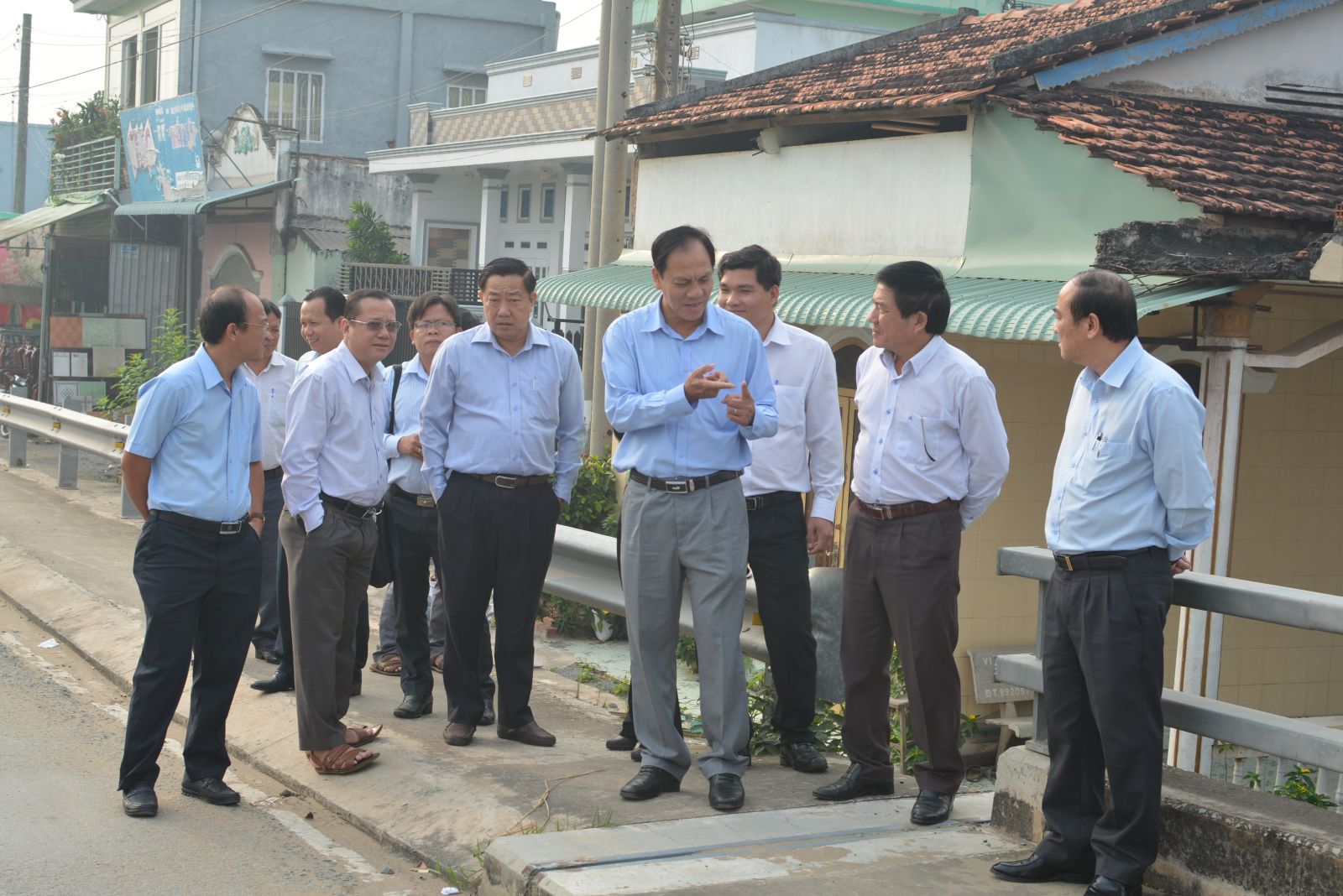 The NA delegation directly surveys Road 835B