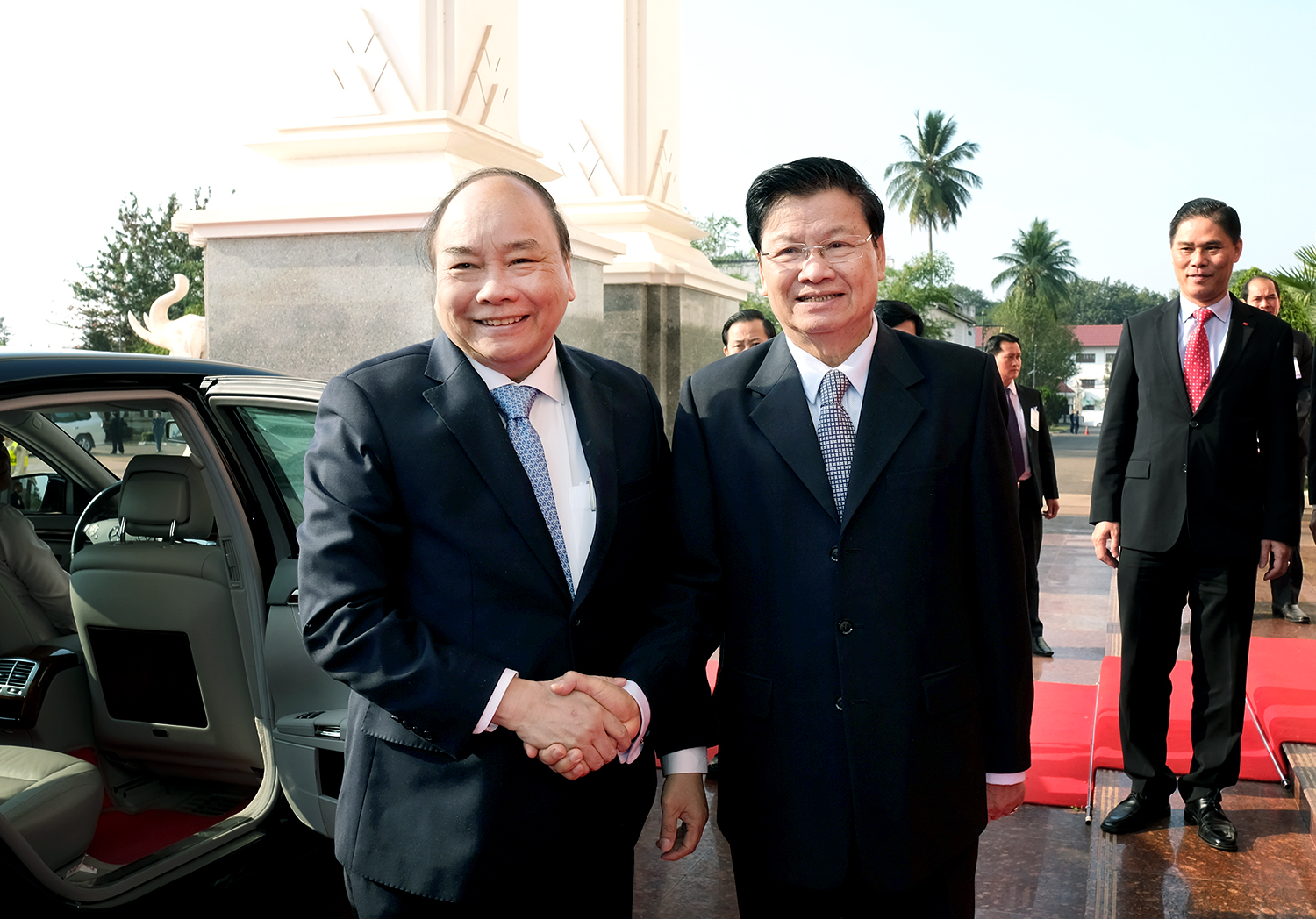 PM Nguyen Xuan Phuc (L) and his Lao counterpart Thongloun Sisoulith - Photo: VGP/Quang Hieu