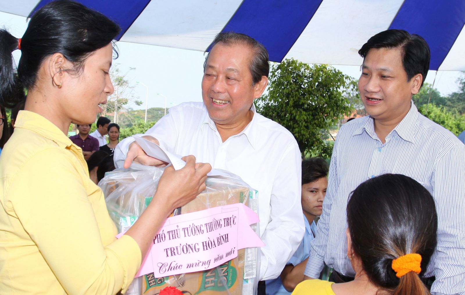 Standing Deputy PM Truong Hoa Binh presents gifts to workers