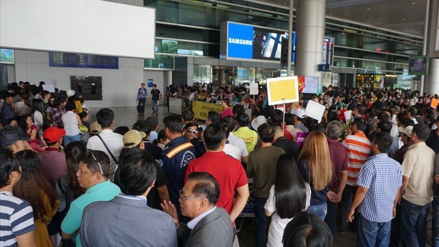 Tan Son Nhat was packed with people waiting to welcome their relatives back home.