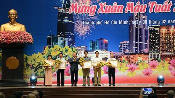 The municipal People’s Committee presents certificates of merit to 13 individuals and five collectives. (Photo: qdnd.vn)