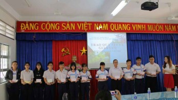 Trao quà tết cho học sinh vượt khó học giỏi