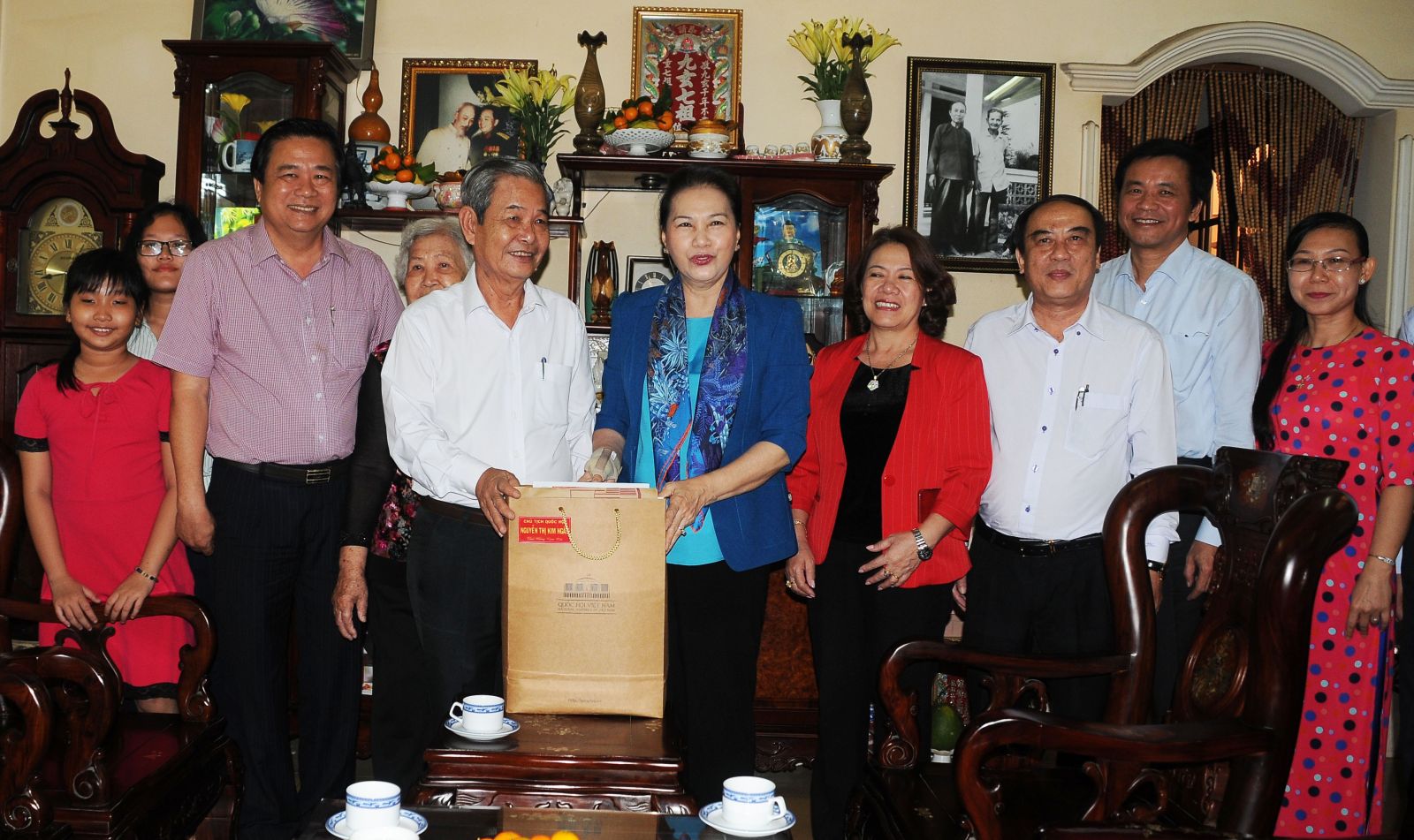 National Assembly Chairwoman Nguyen Thi Kim Ngan  offers New Year's wish to Deputy Chairman of Central of Vietnam Study Encouragement Society, Pham Thanh Phong.