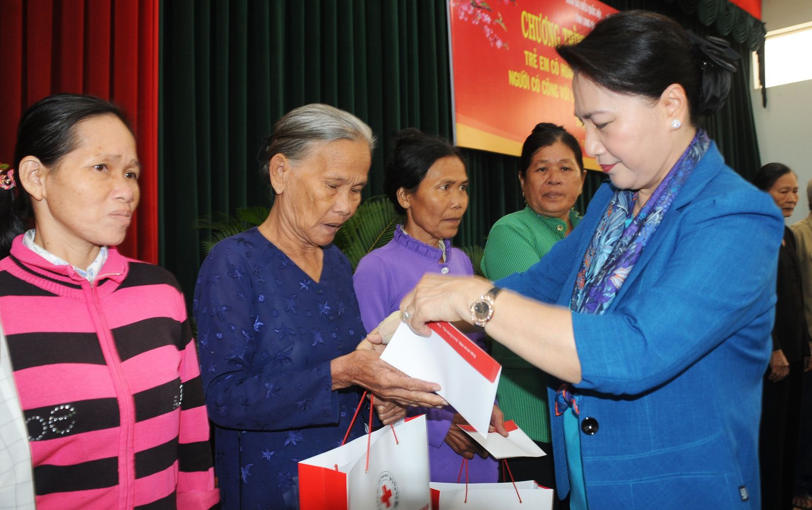 National Assembly Chairwoman Nguyen Thi Kim Ngan presents Tet gifts to state policy beneficiary families.