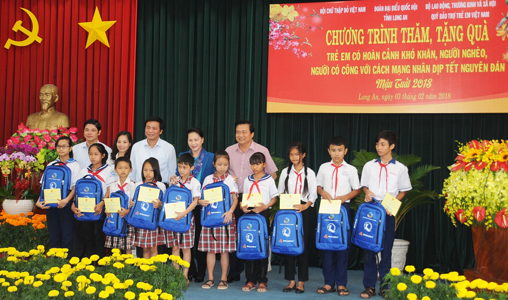 Ms. Nguyen Thi Kim Ngan gives presents to students. 