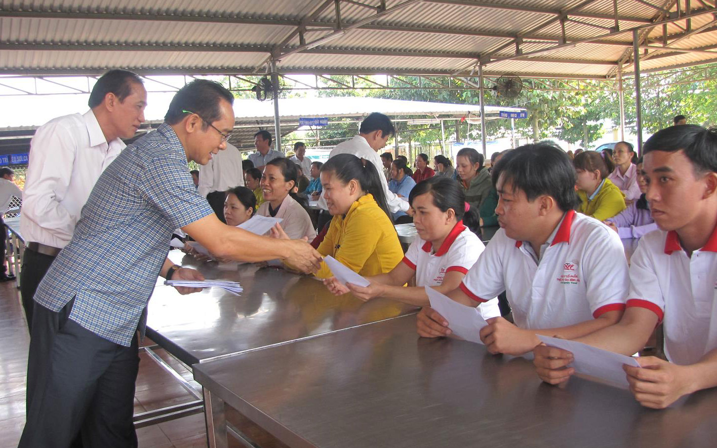 Phó Chủ tịch HĐND tỉnh - Nguyễn Thanh Cang và Phó Chủ tịch UBND tỉnh - Nguyễn Văn Được tặng quà tết cho công nhân có hoàn cảnh đặc biệt khó khăn tại CCN Lợi Bình Nhơn và KCN Hòa Bình