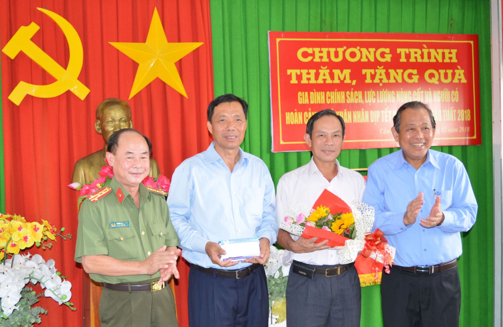 Mr. Binh wished the Party committee, local government, and residents a happy and wealthy festival