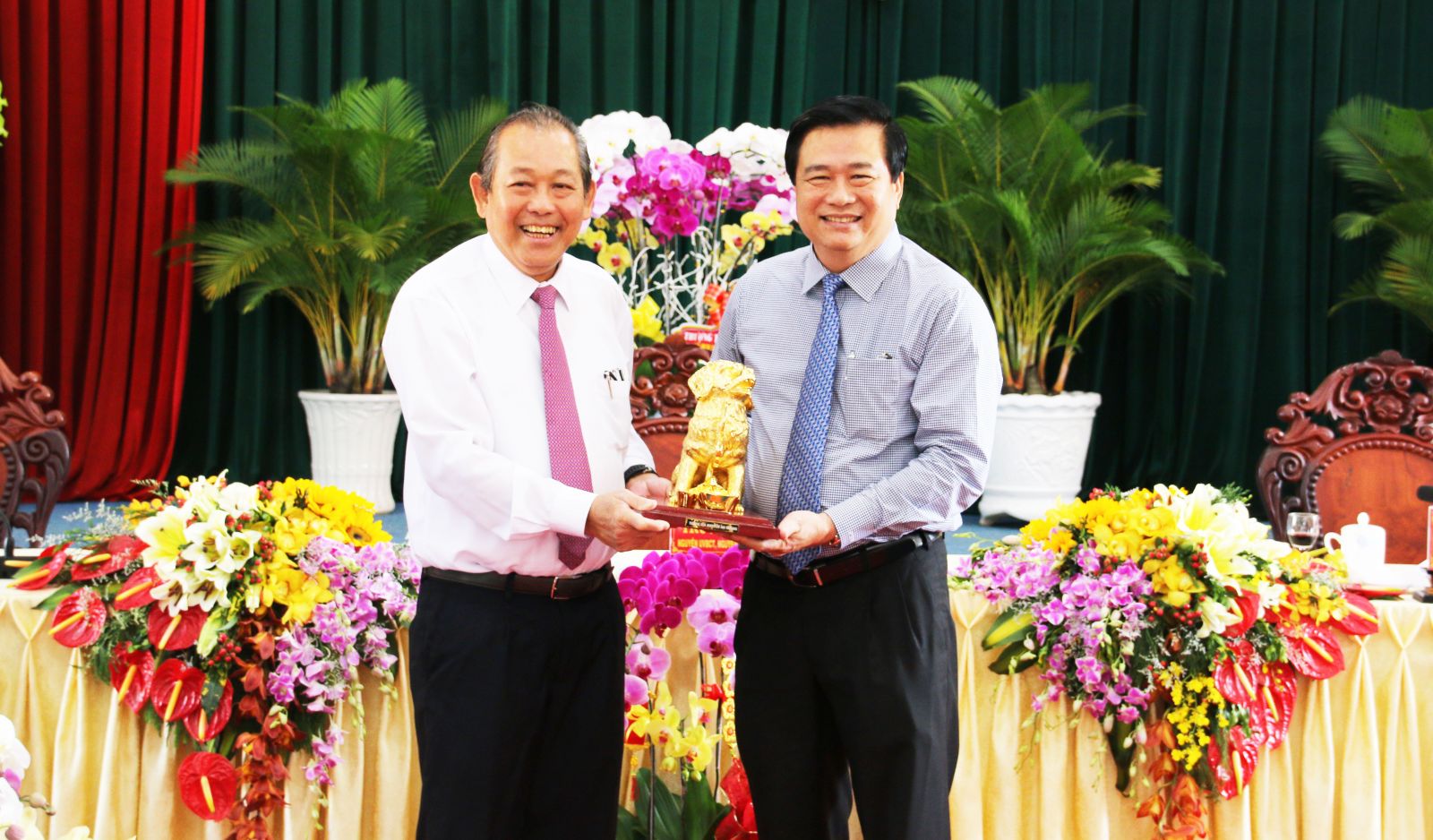 Mr. Ranh presents gifts to Deputy Standing PM Truong Hoa Binh