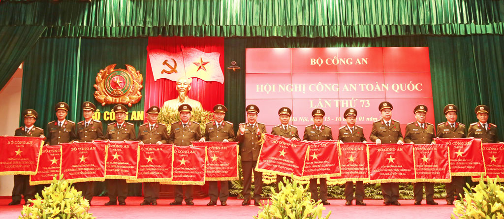 Brigadier general Phan Chi Thanh, director of Long An province Police Department, received the Excellent Emulation Flag from the Ministry of Public Security at the 73th national police conference