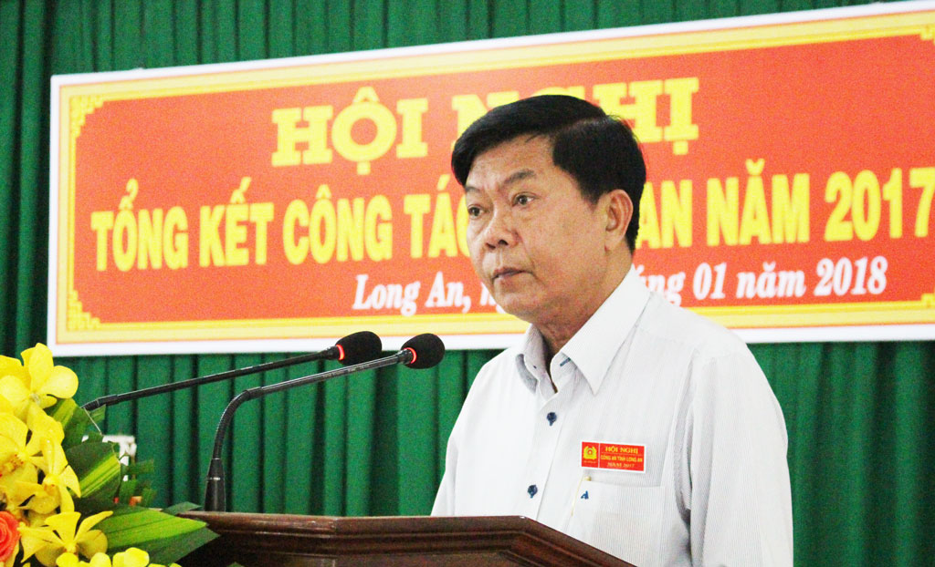 Chairman of the provincial People’s Committee Tran Van Can delivers a speech at the conference