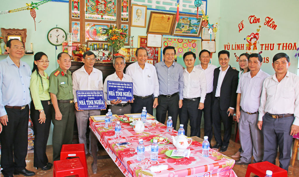 Deputy Standing PM Truong Hoa Binh gives two gratitude houses to two policy families at Tan Thanh Commune, Moc Hoa District