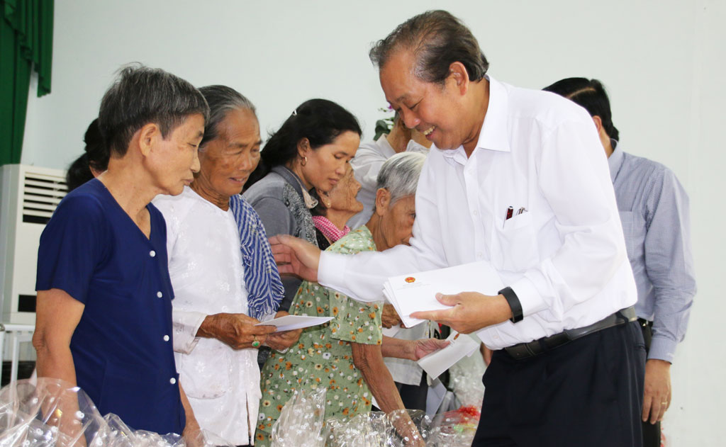 The delegation presents Tet gift packages to disadvantaged households.