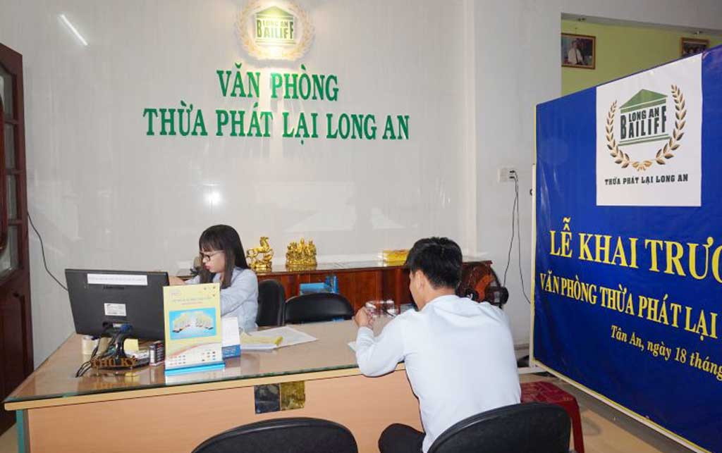 First bailiff office operates stably in Long An province - Báo Long An  Online