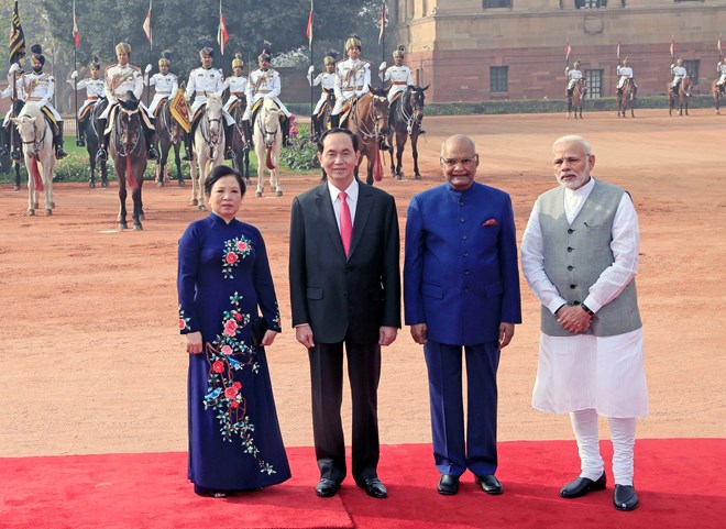 President Tran Dai Quang and his spouse are welcomed by Indian President Ram Nath Kovind (second, right) and Prime Minister Narendra Modiat (first, right) at the official welcome ceremony in New Delhi on March 3 (Photo: VNA)