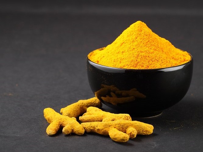 Củ nghệ chứa curcumin, có tính chất chống oxy hoá và chống viêm giúp điều trị các ngón tay bị sưng lên. Trộn 1/2 muỗng cà phê bột nghệ với 1 muỗng cà phê dầu ô-liu và xoa lên ngón tay bị đau. Để khô và rửa lại bằng nước ấm.